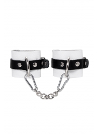 Бело-черные кожаные наручники с одним ремешком с люверсами - Pecado - купить с доставкой в Реутове