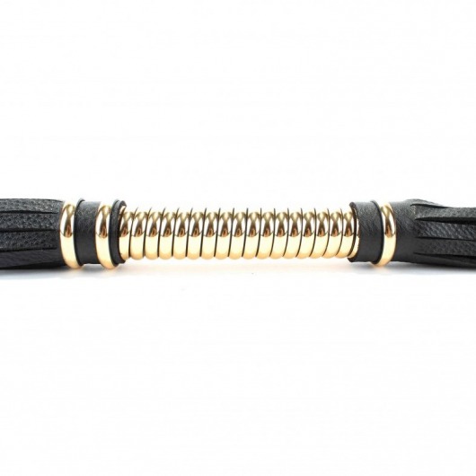 Чёрная плетка  из натуральной кожи с золотистой отделкой рукояти - БДСМ Арсенал - купить с доставкой в Реутове